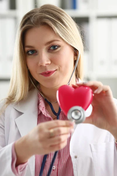 Bonito sorrindo loiro médico feminino segurar — Fotografia de Stock