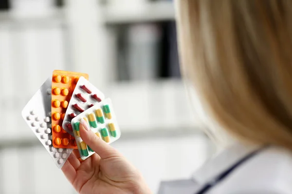 Feminino médico mão segurando pacote de diferente — Fotografia de Stock