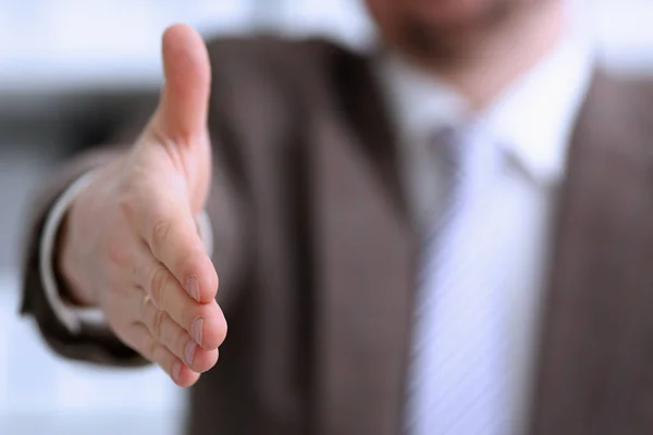 Hombre de traje y corbata dan la mano como hola — Foto de Stock