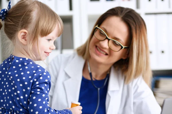 Litet barn med mor barnläkare receptionen — Stockfoto