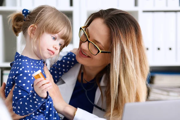 Ett litet barn är rädd i en sjukhussal — Stockfoto