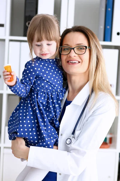 Criança pequena com mãe em recepção de pediatra — Fotografia de Stock