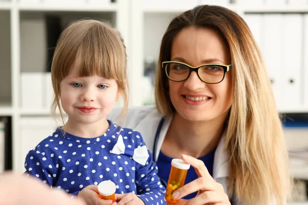 Szép női orvos mosolyogva tartsa a pirula fegyver — Stock Fotó