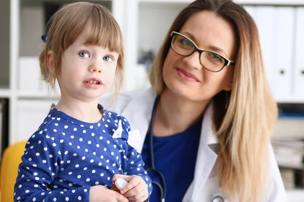 Criança pequena com mãe em recepção de pediatra — Fotografia de Stock