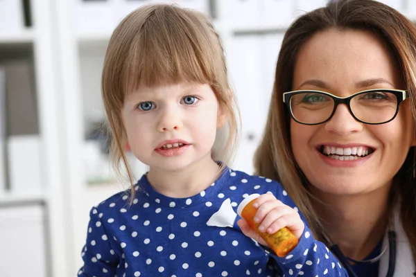 Litet barn med mor barnläkare receptionen — Stockfoto