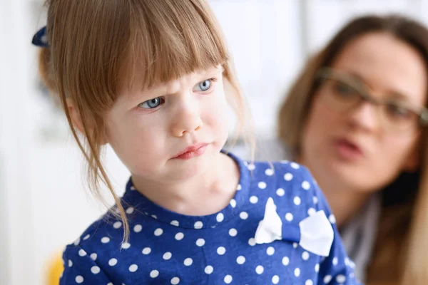 A small child is afraid in the hospital room — Stock Photo, Image