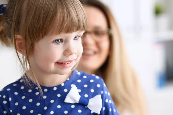 Pequeño niño con madre en la recepción del pediatra — Foto de Stock