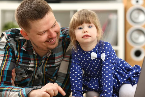 Söt liten flicka på golvet matta med pappa — Stockfoto