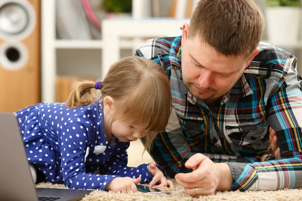 Söt liten flicka på golvet matta med pappa — Stockfoto