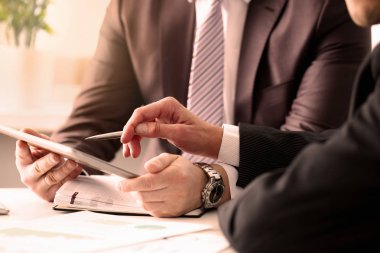 İki iş adamı arıyoruz ve