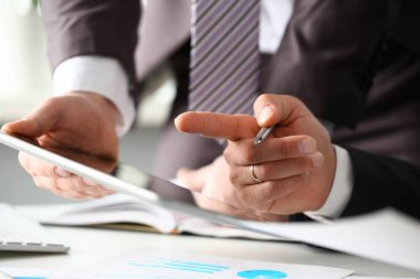 İki iş adamı arıyoruz ve