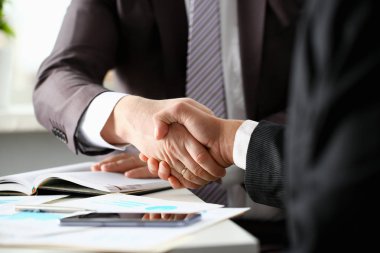 Takım elbiseli adam Merhaba ofis olarak el sallamak