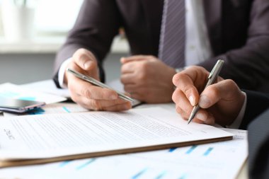Erkek kol takım elbise ve kravat kısaltıldı formu doldur