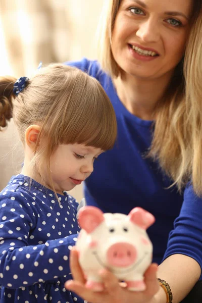 Kind weinig meisje arm munten ingebruikneming spaarpot — Stockfoto