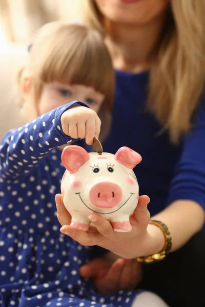 Kind weinig meisje arm munten ingebruikneming spaarpot — Stockfoto