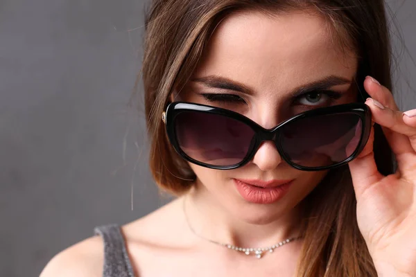 Mooie jonge lachende brunette meisje dragen van een zonnebril — Stockfoto