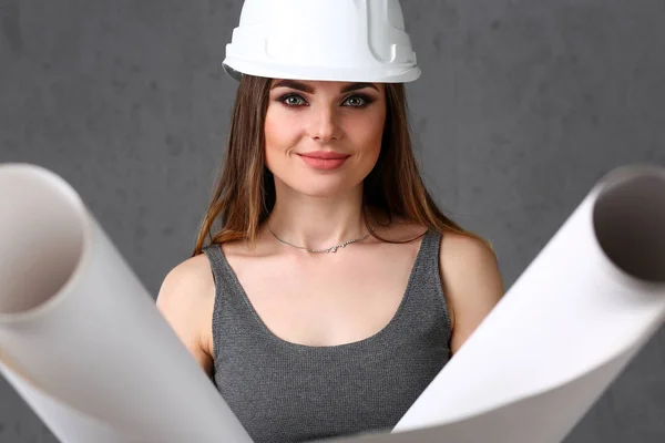 Mooie brunette meisje dragen wit helm — Stockfoto