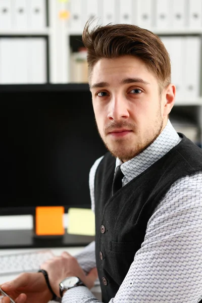 Bonito sorridente homem de terno e gravata stand no escritório — Fotografia de Stock