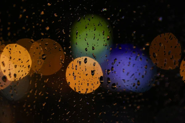 Gece şehrinin bulanık arka planı