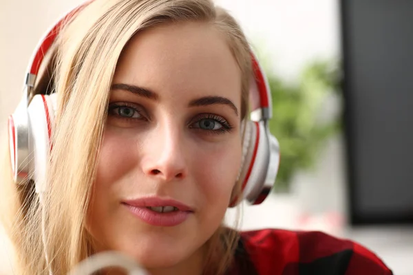 Жінка слухає музичні навушники мрія розслабитися — стокове фото