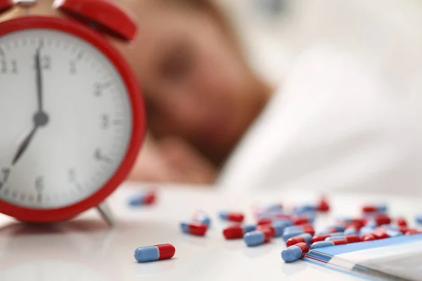 Mujer es enfermo tomar drogas dormir en la cama — Foto de Stock