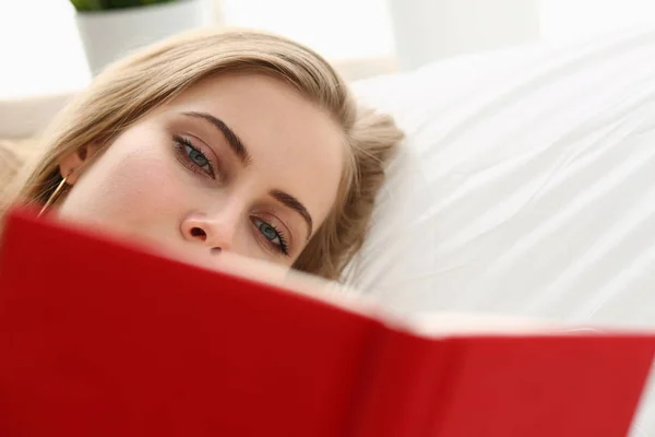 Donna leggere libro soggiorno a letto — Foto Stock