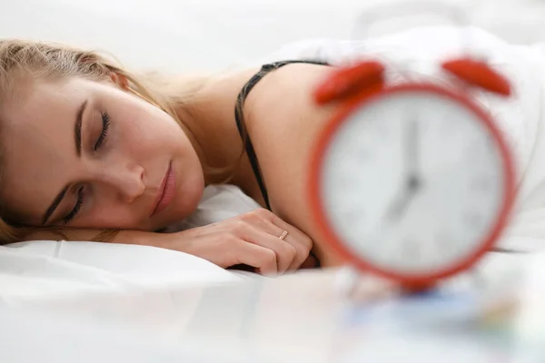 Молодая красивая женщина хорошо спать в утренней тревоге — стоковое фото