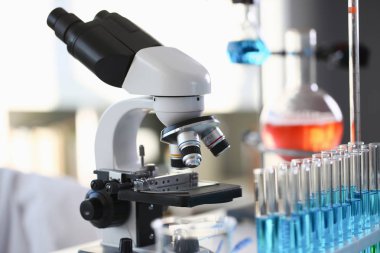 Arka plan laboratuvar mikroskobunun kafa