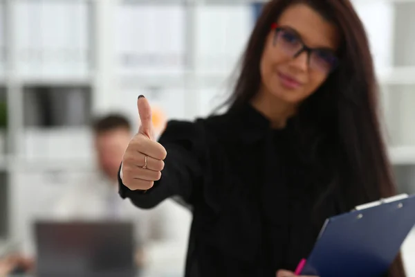 Braccio femminile mostra OK o confermare durante la conferenza — Foto Stock