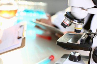 Arka plan laboratuvar mikroskobunun kafa