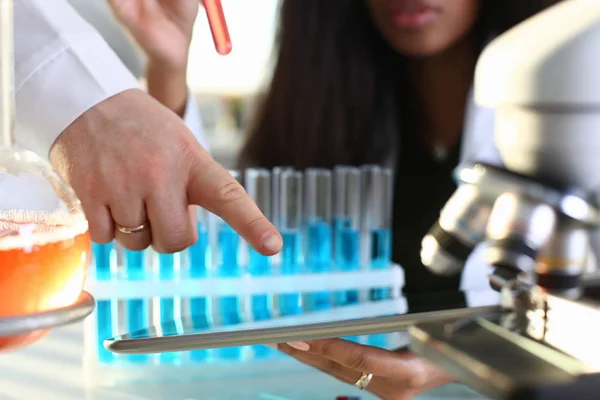 Жінка-лікар в хімічній лабораторії проводить — стокове фото