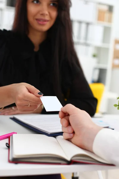 Mannenhand in pak geven leeg telefoonkaart bezoeker — Stockfoto