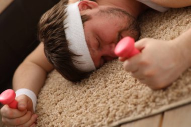 Genç bir adam evde fitness meşgul oldu