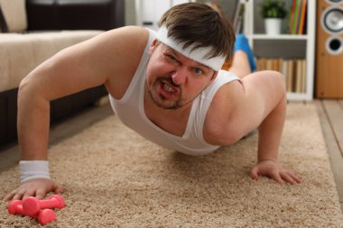 Fazla kilo ile yakışıklı bir genç adam