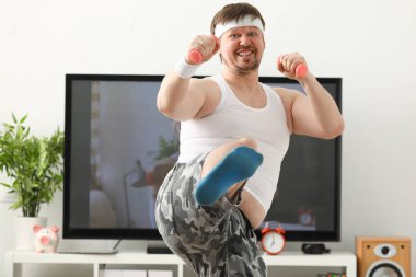 Yakışıklı delikanlı şort ve