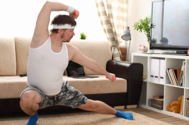 Yakışıklı delikanlı şort ve