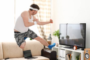 Yakışıklı delikanlı şort ve