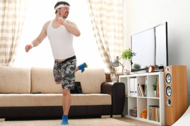 Yakışıklı delikanlı şort ve