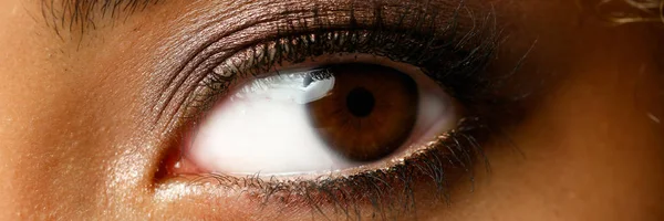 Occhio di una donna nera girato grande macro bellezza — Foto Stock