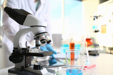 Arka plan laboratuvar mikroskobunun kafa