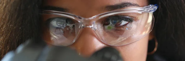 Mulher negra cientista estudante químico em proteção — Fotografia de Stock