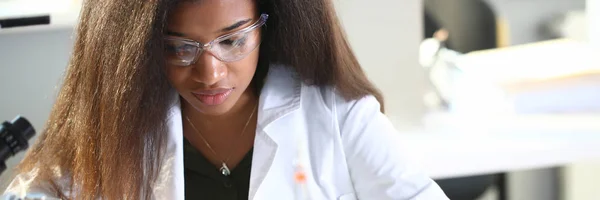 Svart kvinnlig kemist student bedriver forskning — Stockfoto