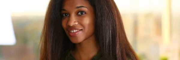 Hermosa mujer de negocios sonriente retrato lugar de trabajo — Foto de Stock