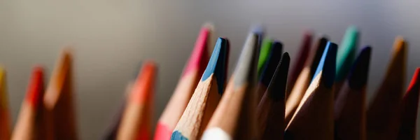 彩色铅笔许多不同的观点教育概念 — 图库照片