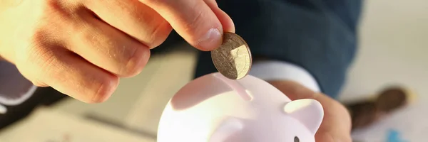 Χέρι επιχειρηματίας βάζοντας χρήματα pin σε γουρούνι — Φωτογραφία Αρχείου