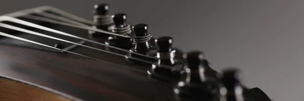 Klassisk form trä gitarr med rosewood hals — Stockfoto
