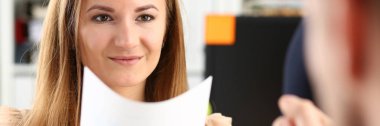 Gülümseyen kadın teklif sözleşme formu