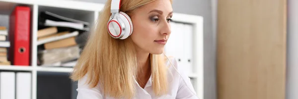 Красива студентка-жінка з навушниками, що слухають — стокове фото