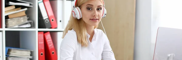 Beautiful female student with headphones listening — Stock Photo, Image