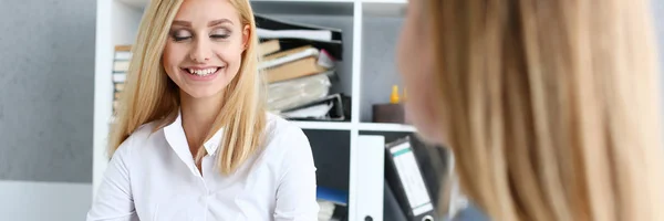 Pareja joven tratando de obtener un préstamo en el consultor del secretario del banco — Foto de Stock